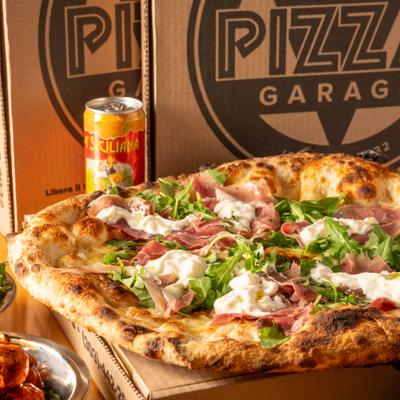 A fresh prosciutto and arugula pizza.