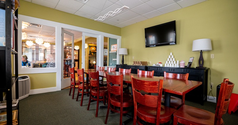 Diner room, table and chairs