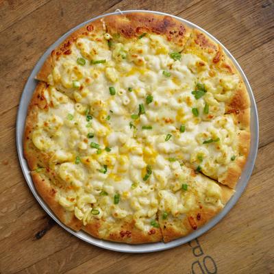 Macaroni and cheese pizza, top view.