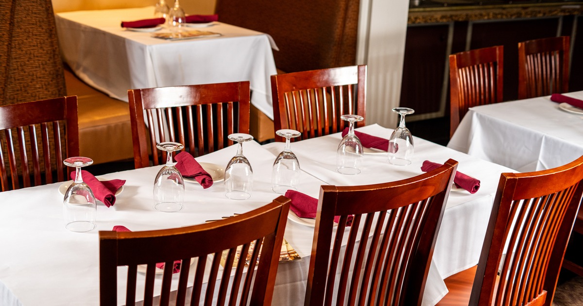 iner table, booths behind