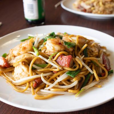 Shrimp noodle stir-fry with bean sprouts and vegetables.