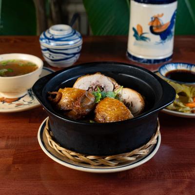 Fried rice with succulent deboned chicken served in a clay pot with soy-based sauce.