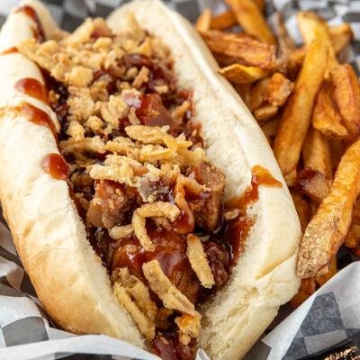 Texan hot dog with bacon crumble and crispy onions, served with fries.