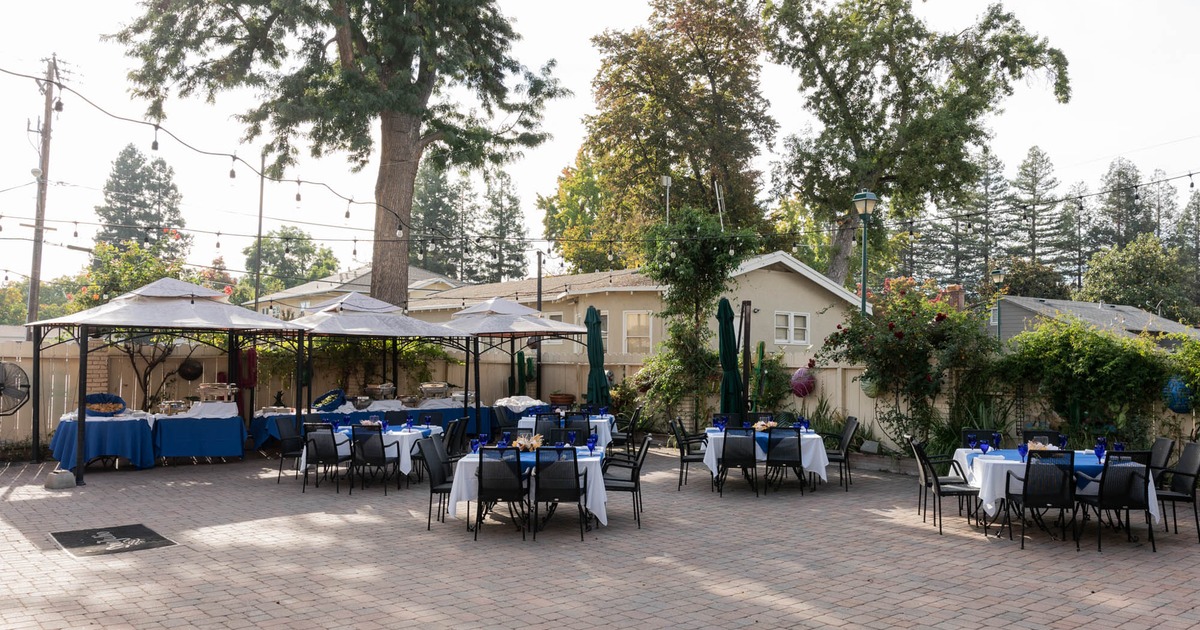 Exterior, restaurant seating area