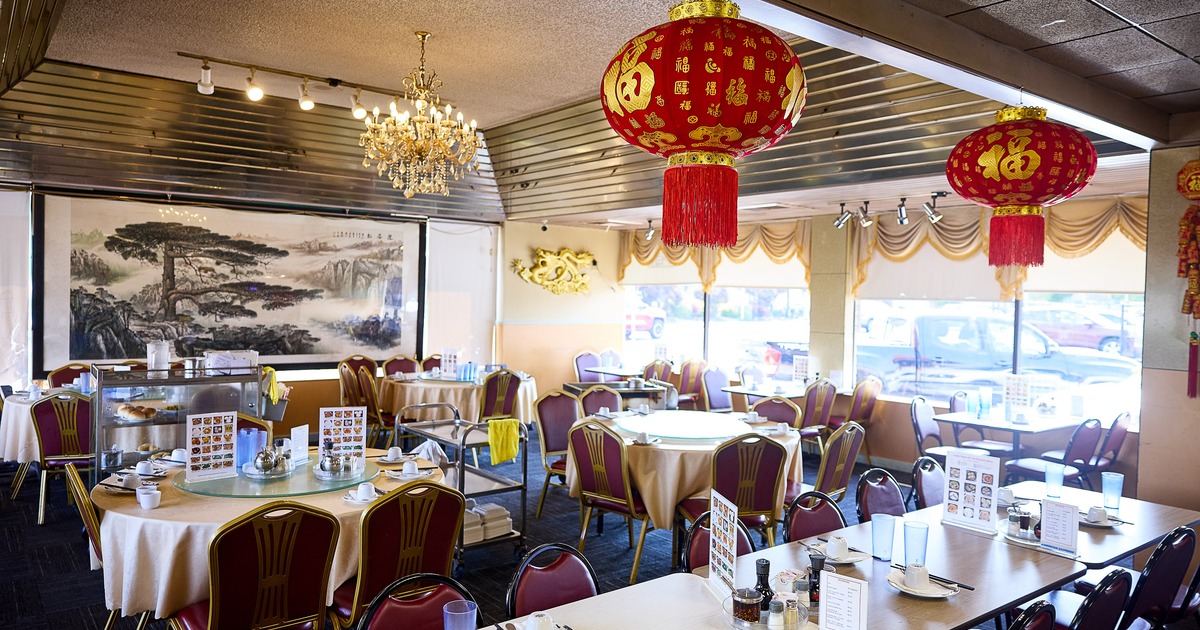 Spacious and cozy Chinese restaurant interior dining area with set dining tables