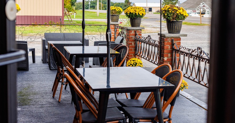 Exterior, seating area in front of the restaurant, tables with chairs