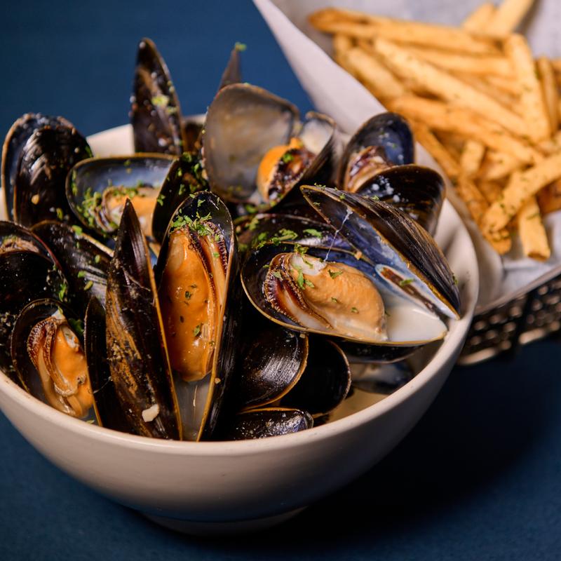 Moules Mariniere Et Frites photo