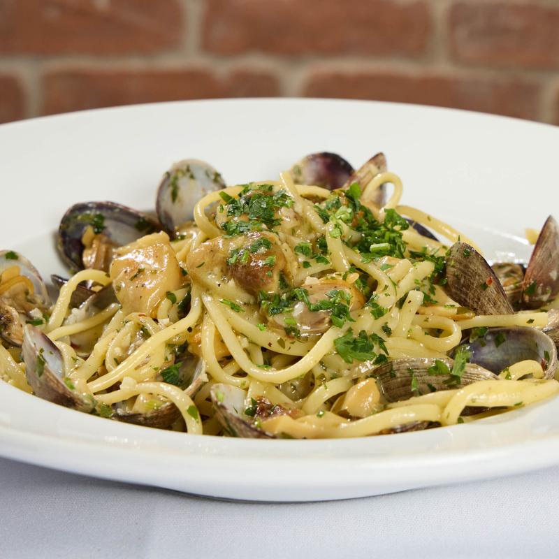 Linguine Clams e Porcini in Bianco photo