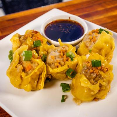 Steamed ground pork with vegetables served with sauce