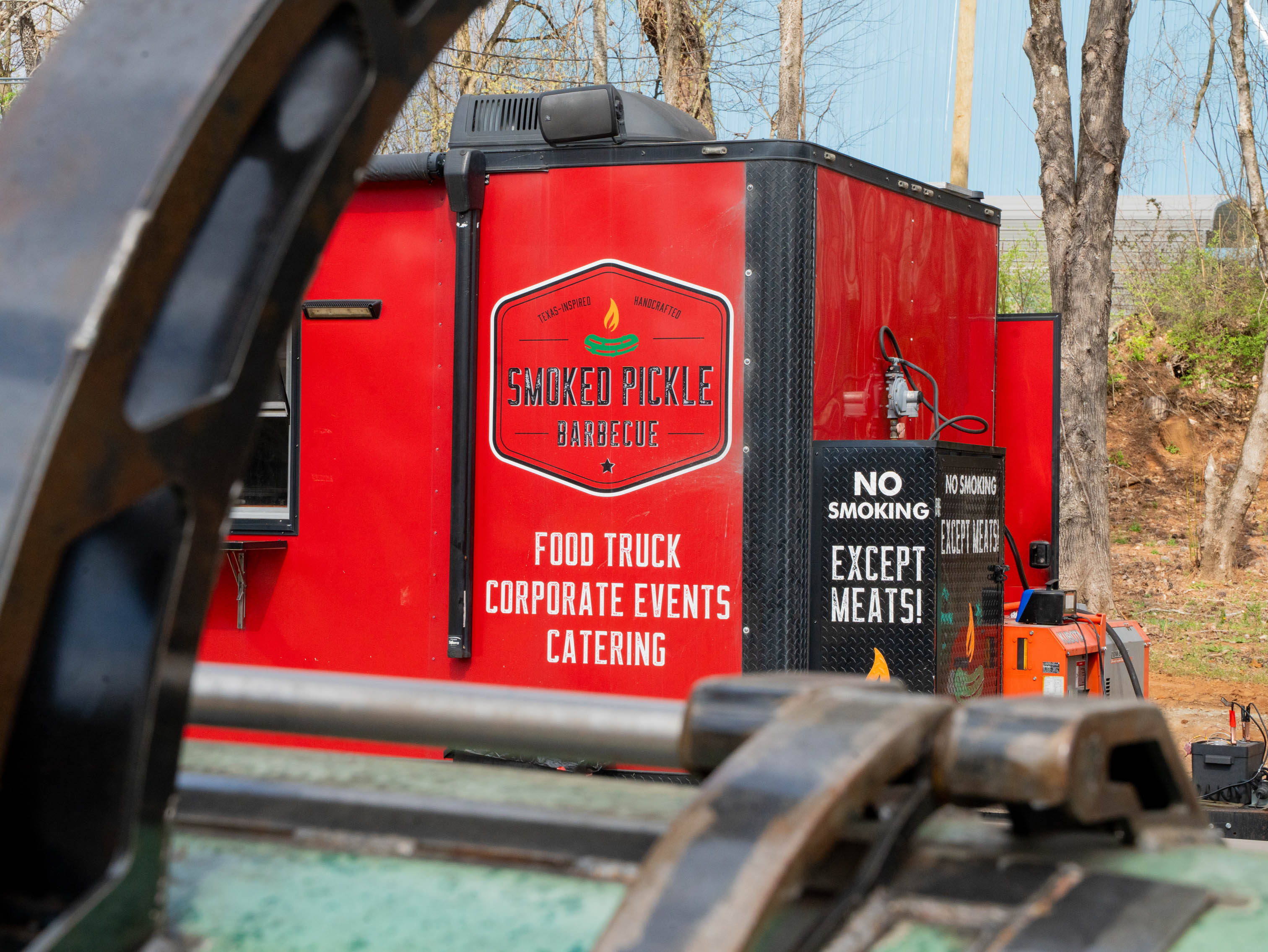 Food truck and gas tank