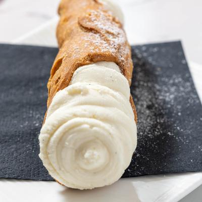 A cannoli, close up.