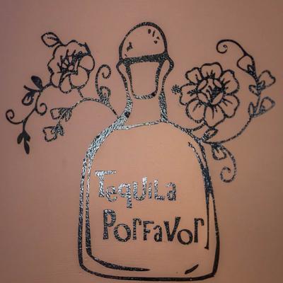 Drawing of a tequila bottle with flowers and text 'Tequila Por Favor'.