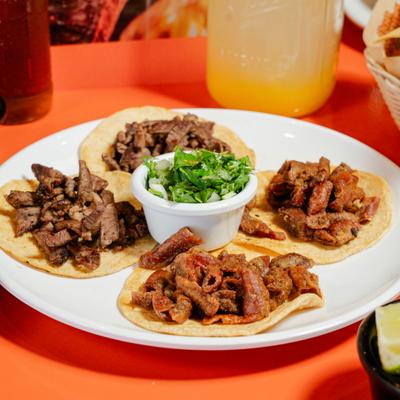 Tacos de carne served with cilantro onion cup.