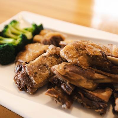 Crispy fried duck with broccoli.
