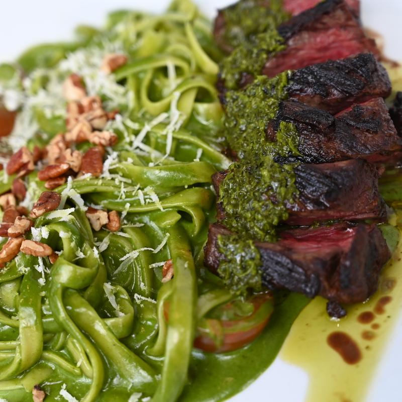 Steak & Fettuccini/ Tallarines Verdes con Steak photo
