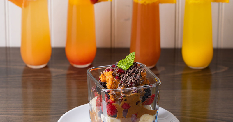 Dessert with fruit, cocktails in the back