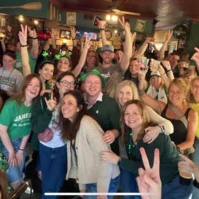 People at the restaurant celebrating Saint Patrick day.