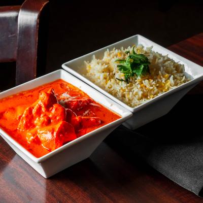 Butter chicken with a side of rice.