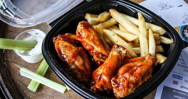 BBQ Wings with fries