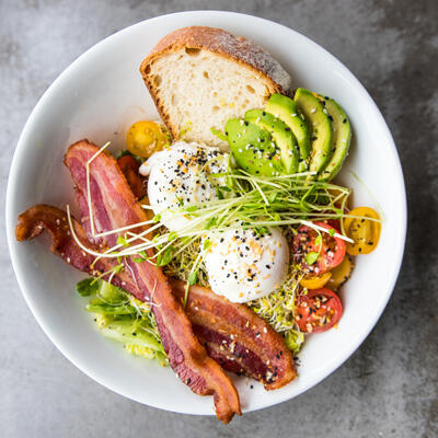 Grilled bacon, white cream, mixed salad and bread