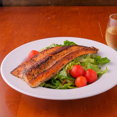 Grilled bacon, green and tomato salad