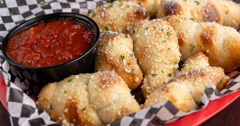 Garlic knots with dip
