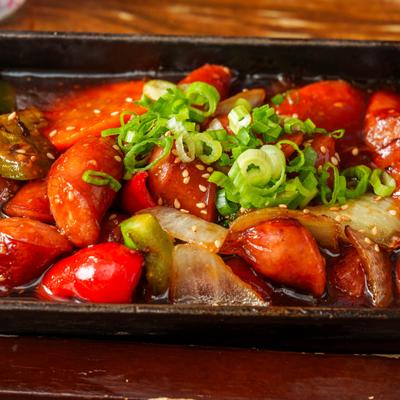 Sizzling Kurobuta sausage and vegetable stir-fry.