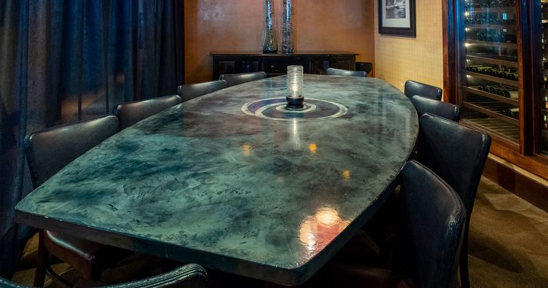 Private eliptical table with  vase