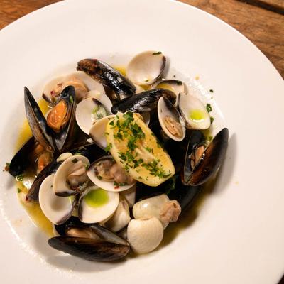 Clams and mussels in sauce, with lemon