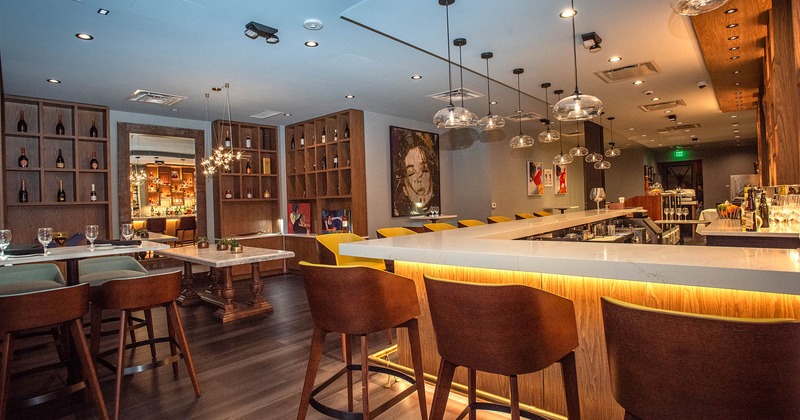 Lounge & Bar