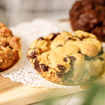 Chocolate Chip Cookie served on a wooden tray, close-up.