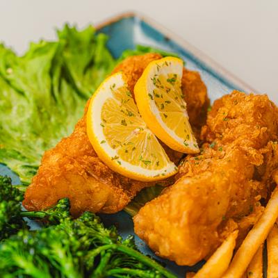 Beer battered cod topped with lemon slices, served on lettuce with broccoli.