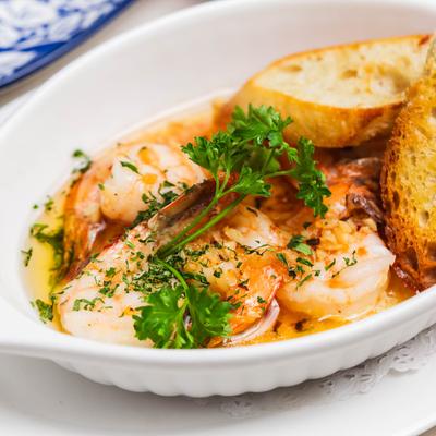 A close up of garlic shrimp plate.