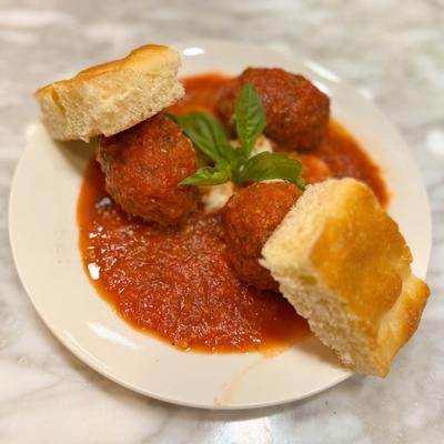 Meatballs in tomato sauce, served with focaccia bread.