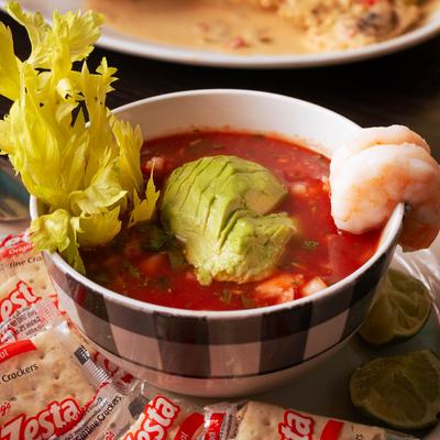 Shrimp ceviche served with crackers.