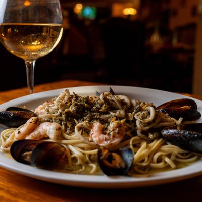 Seafood pasta served with white wine.