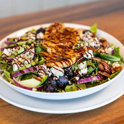 Green and bleu salad, served, front view.