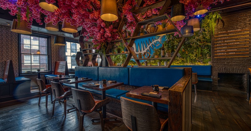 Dining area, banquette seating