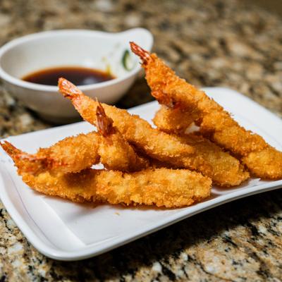 Shrimp tempura with dipping sauce.