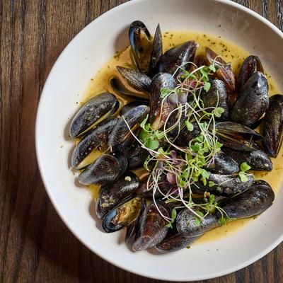 Mussels in white wine sauce.