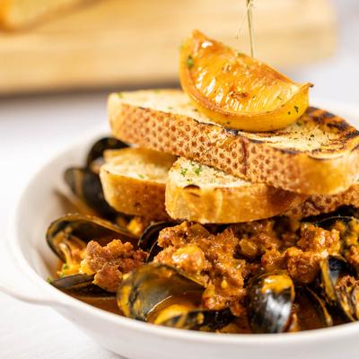 Mussels with toast.
