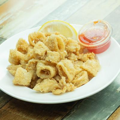 Lightly breaded  fried squid. Allergens: Wheat, Seafood.