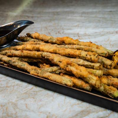 Fried asparagus with dipp.