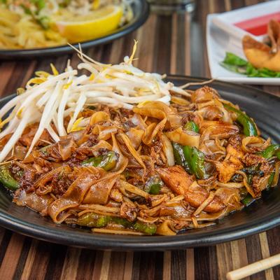 Stir-fried Thai noodles with egg, basil, bean sprouts, and bell peppers.