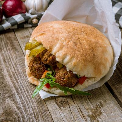 Bagel with meatballs and vegetabls