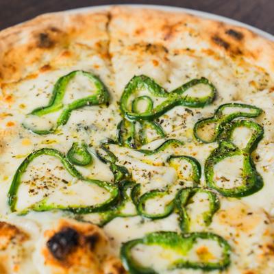 Picante Quattro Formaggi pizza topped with poblano peppers.