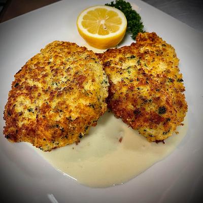 Crab cakes in sauce, with lemon