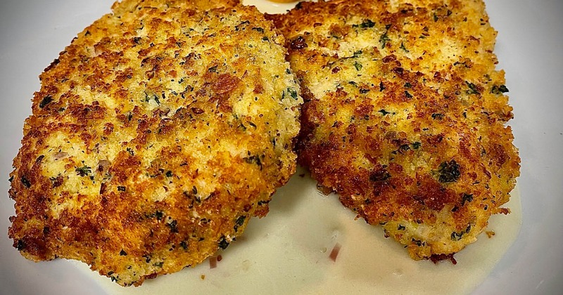 Crab cakes in sauce, with lemon