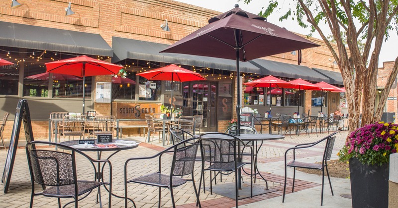 Exterior, tables and chairs on the outside