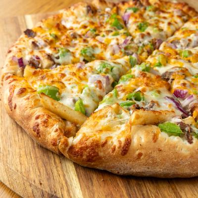 Pizza with chicken, cheese, red onions, and green peppers.